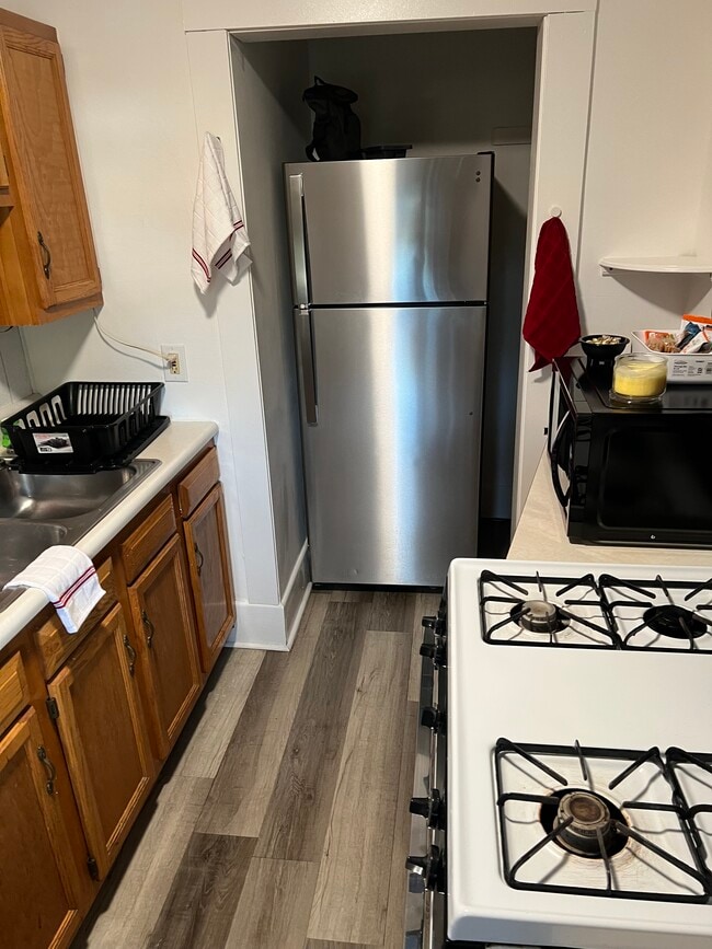 Building Photo - 160 Stafford Ave