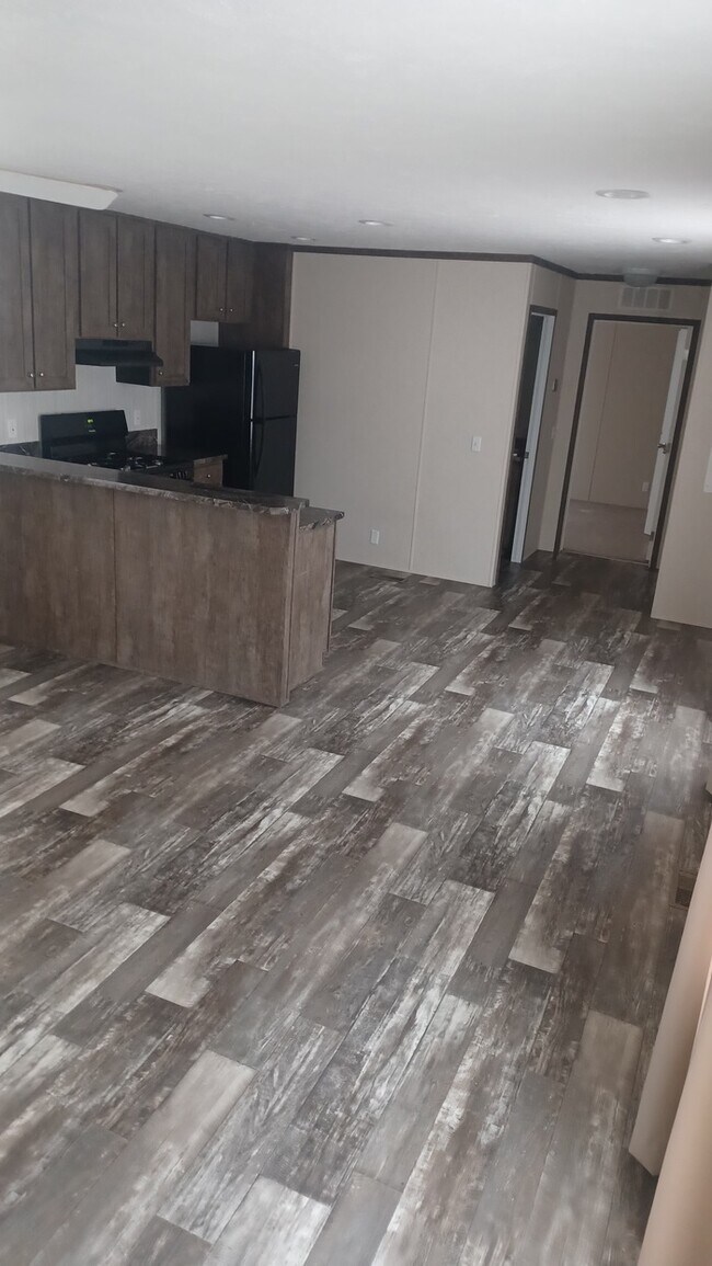 Building Photo - 2 bedroom/1 bathroom mobile home
