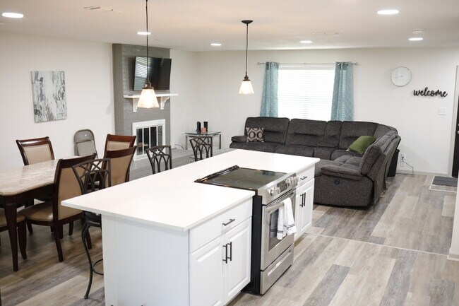 Foto del edificio - 804 Hilltop Dr
