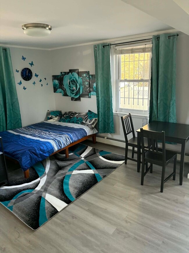 Building Photo - 723 Sharon Ave