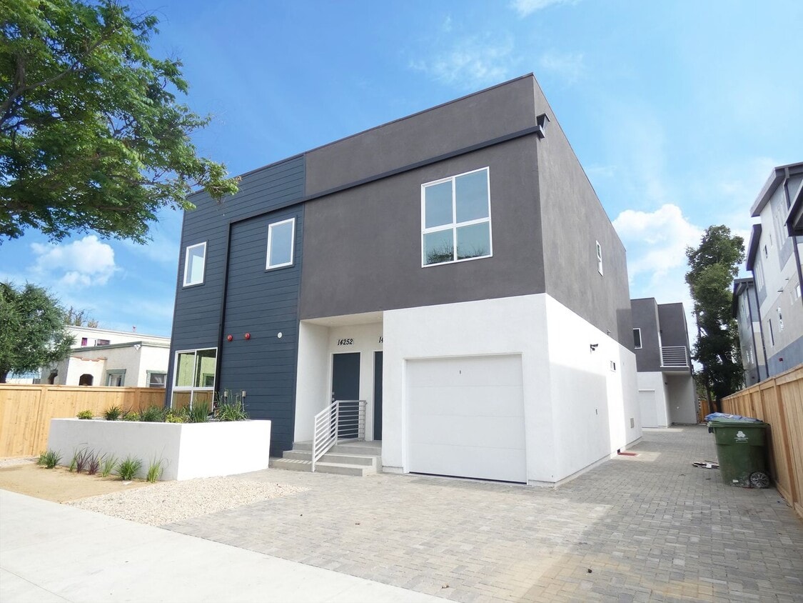 Primary Photo - 14252 Erwin St