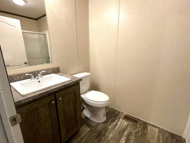 Building Photo - 607 Colleen Dr