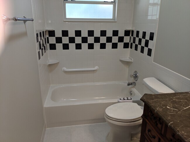 Baño - 1822 A, Lela Lane