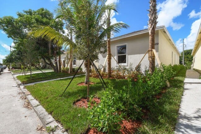 Building Photo - 3 br, 2 bath House - 611 N F St