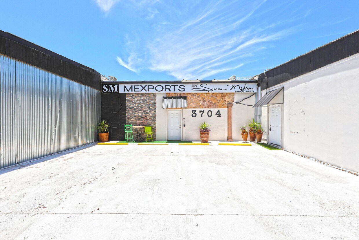 3704 San Bernardo Ave Unit 2, Laredo, TX 78041 Room for Rent in