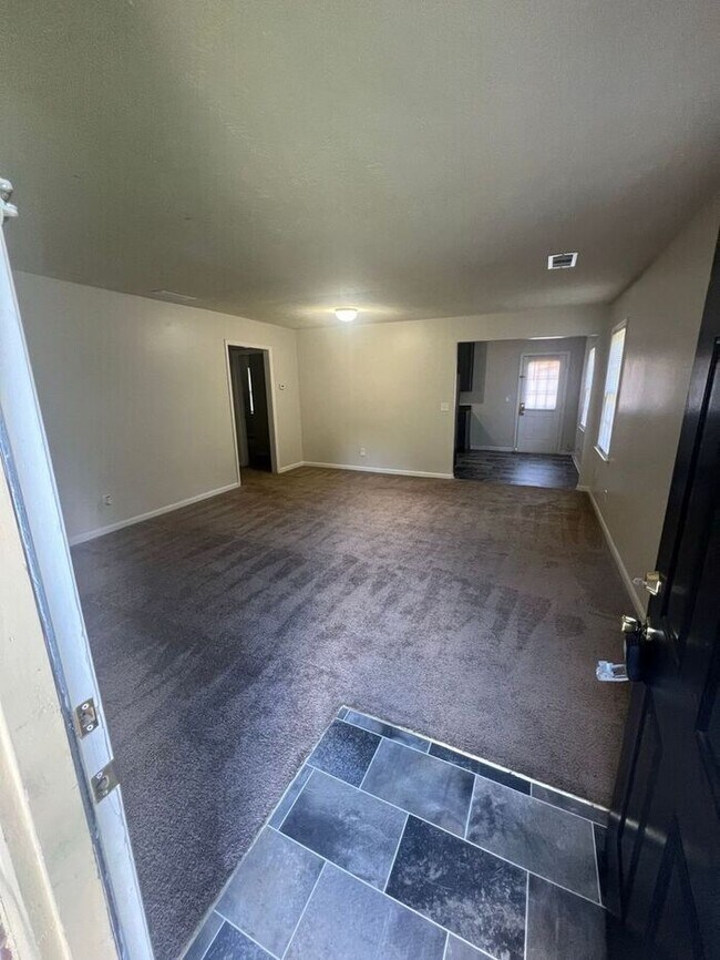Building Photo - Great 2 bedroom 2 bathroom flat duplex NOW...