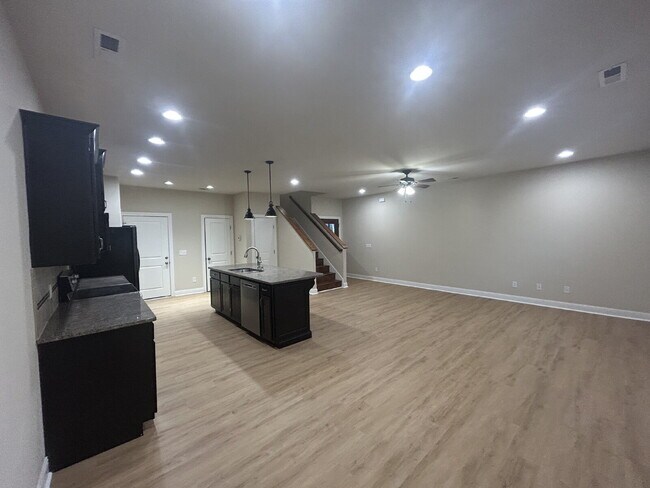 Foto del edificio - 3-Bedroom 2.5 Bathroom with Walk In Closets and 2-Car Garage For Rent