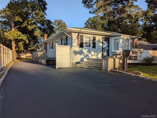 Building Photo - 139 Pine Neck Ave
