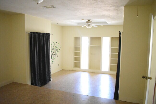 Building Photo - 400 Myrtle St