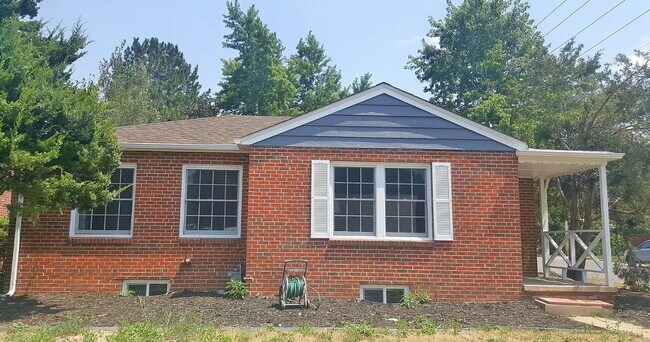 Foto del edificio - Spacious 5-Bedroom Gem on Locust Street – ...