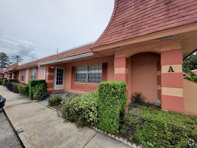 Building Photo - 2929 W Oak Ridge Rd