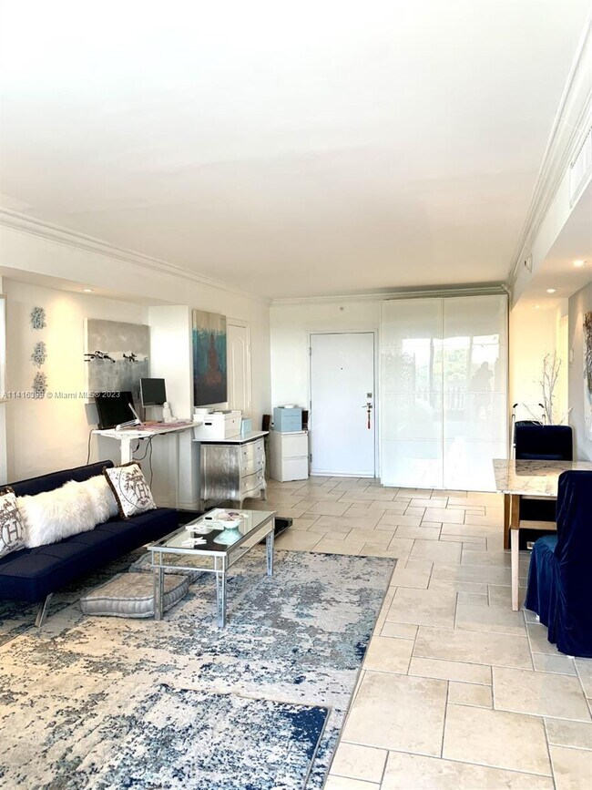 Building Photo - 90 Edgewater Dr