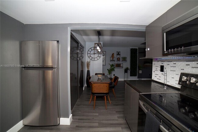 Foto del edificio - 200 178th Dr