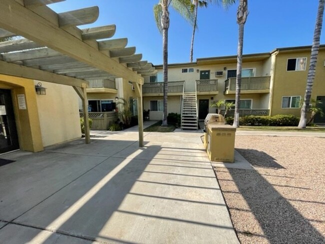 Building Photo - Upgraded 2 bed, 1-1/2 bath Gated Condo in ...