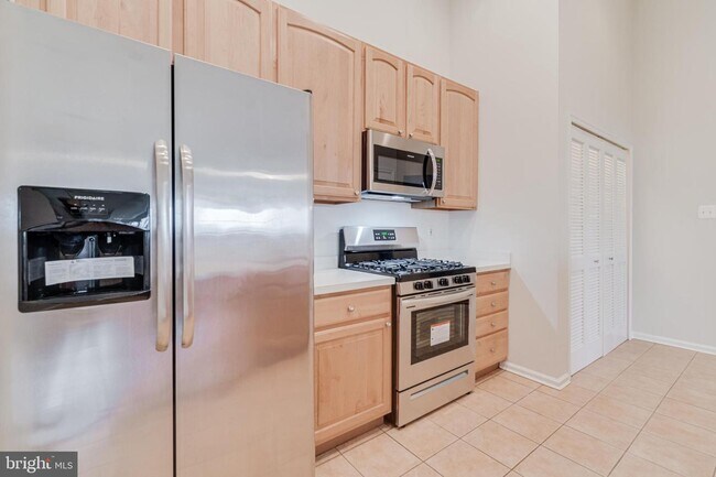 Building Photo - 2052 Hunting Ridge Dr