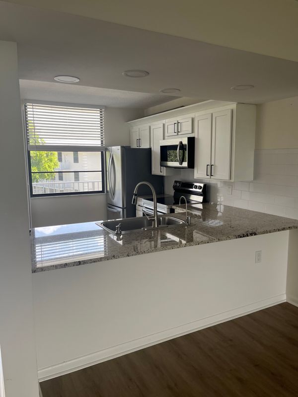 Foto del edificio - 3640 Whitehall Dr