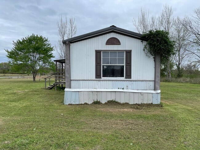 Foto del edificio - Country living with spacious front and backyard - 3 beds/ 2bath available now