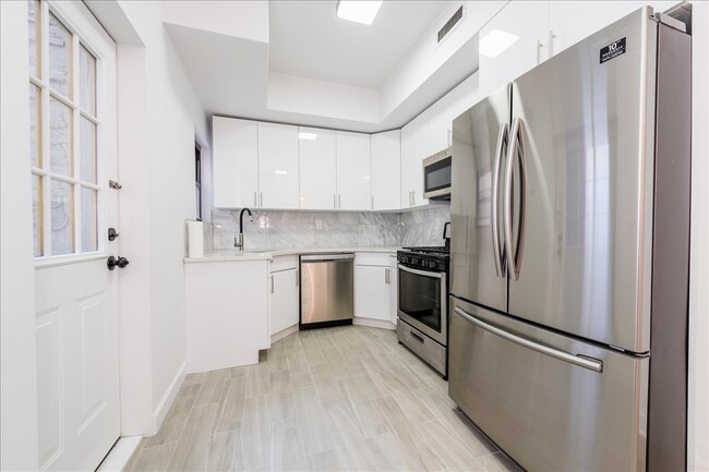 Modern kitchen - 2735 Henry Hudson Pky
