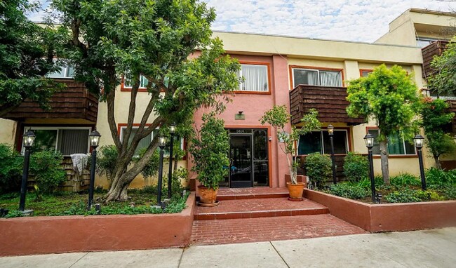 Foto del edificio - 5414 Newcastle Ave