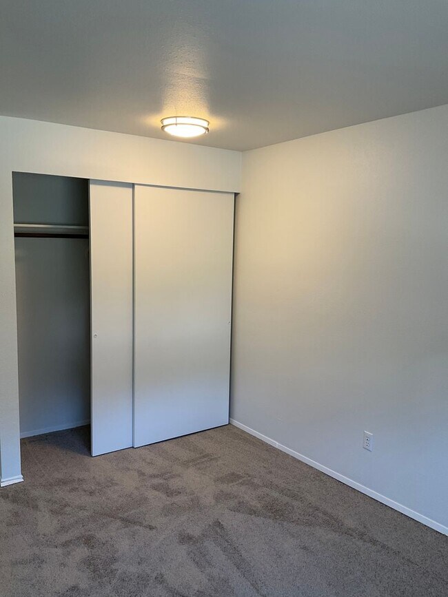 Building Photo - 3800