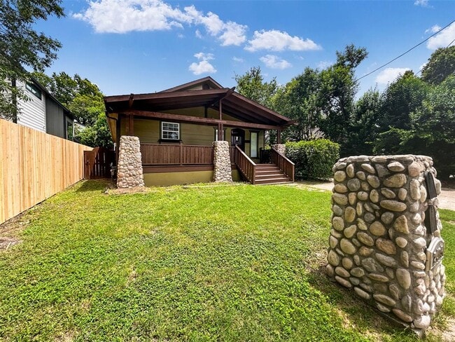 Building Photo - 2415 Durwood St