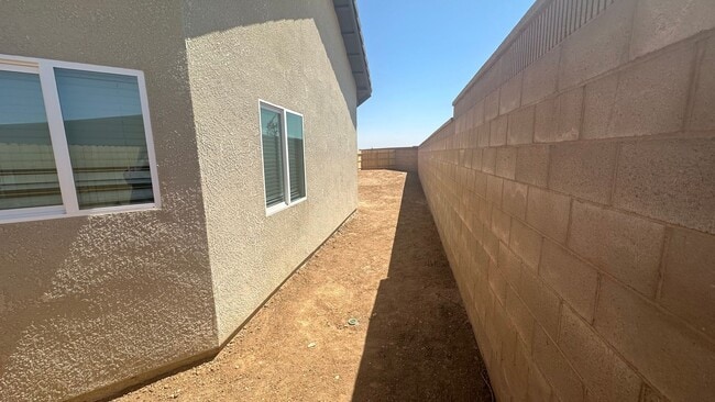 Building Photo - Coyote Run Duplexes 6000
