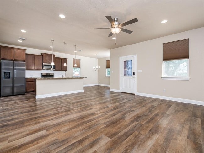 Foto del edificio - 904 Central Blvd