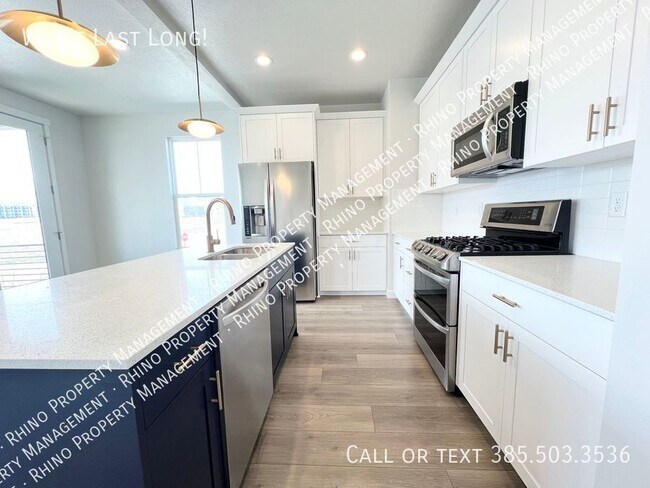 Building Photo - 3 Bedroom/2.5 Bathroom townhome in Daybreak