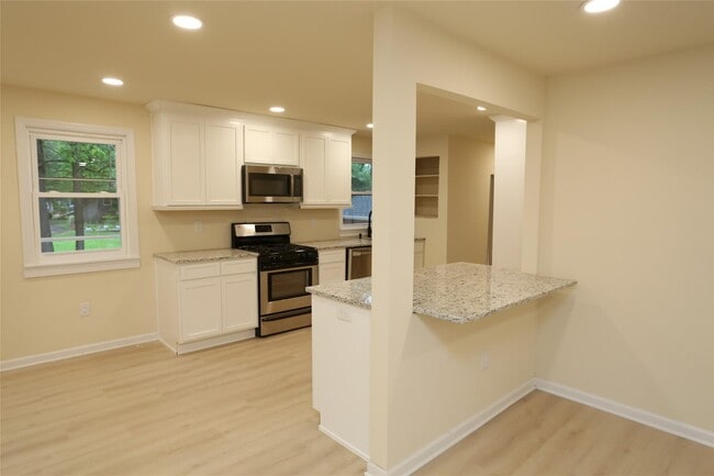 Building Photo - 20 Pineview Rd