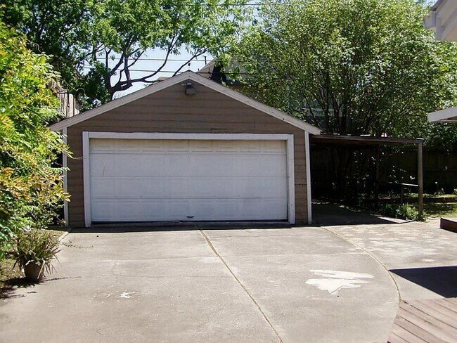 Building Photo - 6203 S Rice Ave