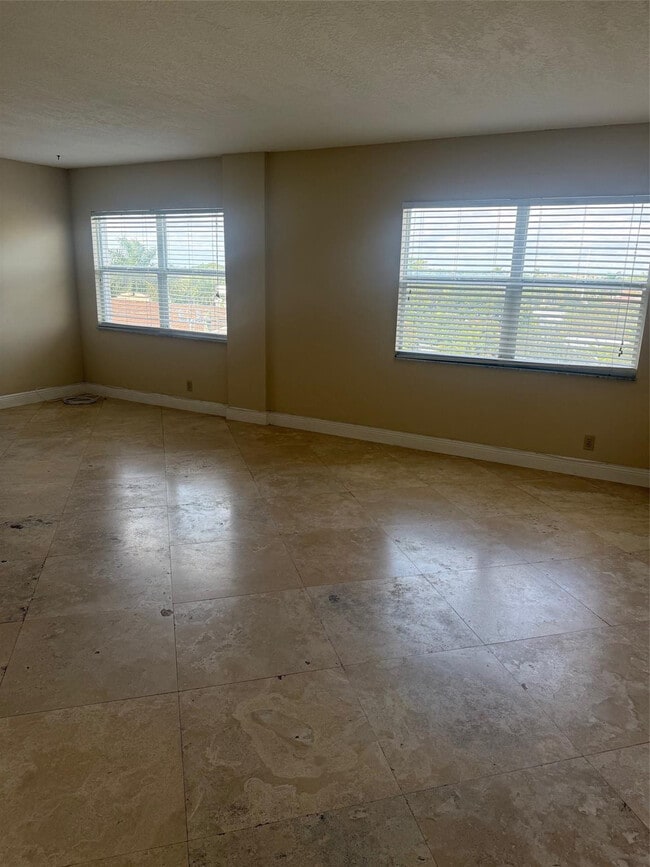 Building Photo - 2555 NE 11th St