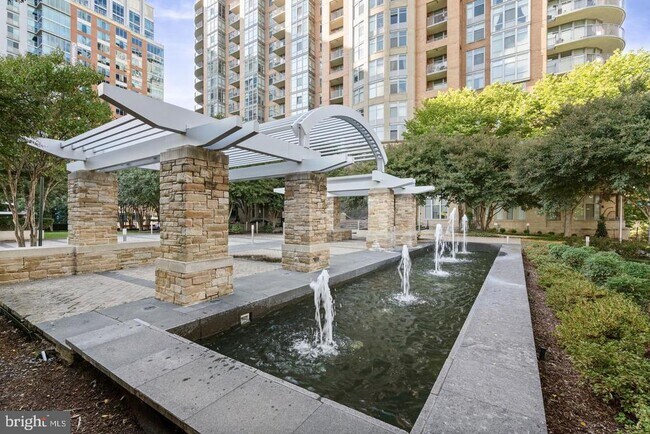 Foto del edificio - 8220 Crestwood Heights Dr