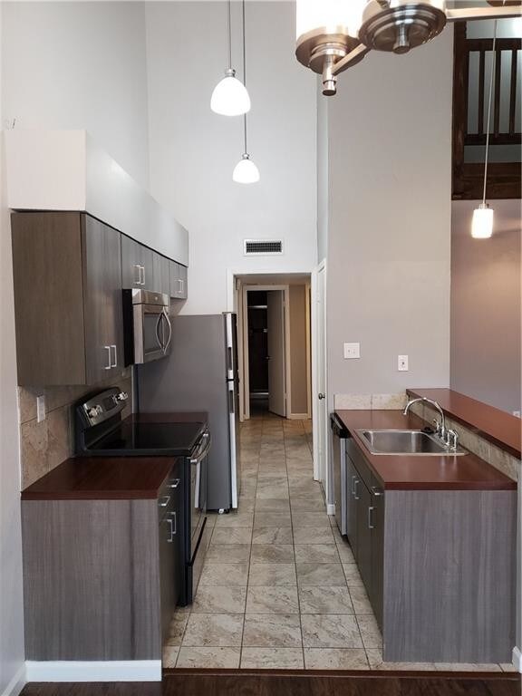 Foto del edificio - 7107 Holly Hill Dr