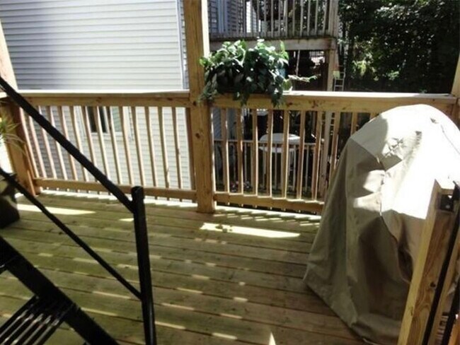 Building Photo - 549 Ashmont St
