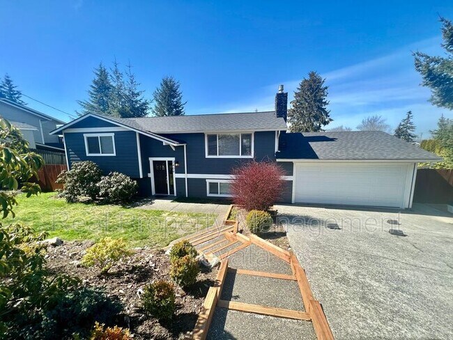 Building Photo - 2409 Crestline Dr