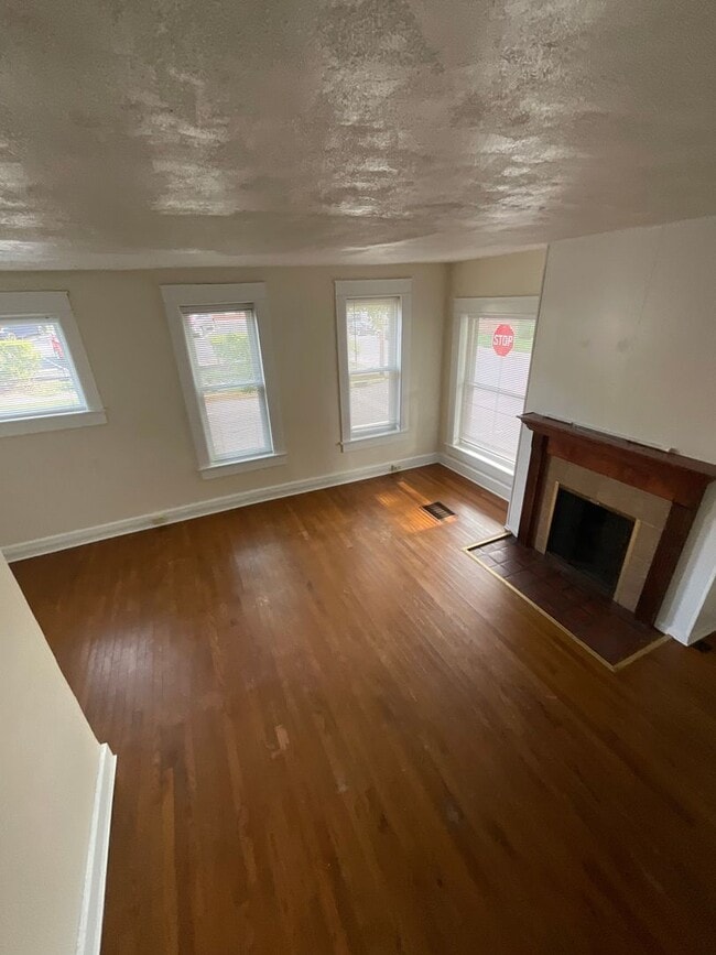 Building Photo - 4 BED HISTORIC BLOOMINGTON HOUSE!! *AVAILABLE AUGUST 2027*