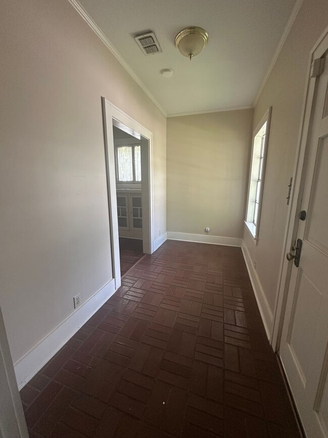 Building Photo - Gorgeous 4 Bedroom Home in South Highland