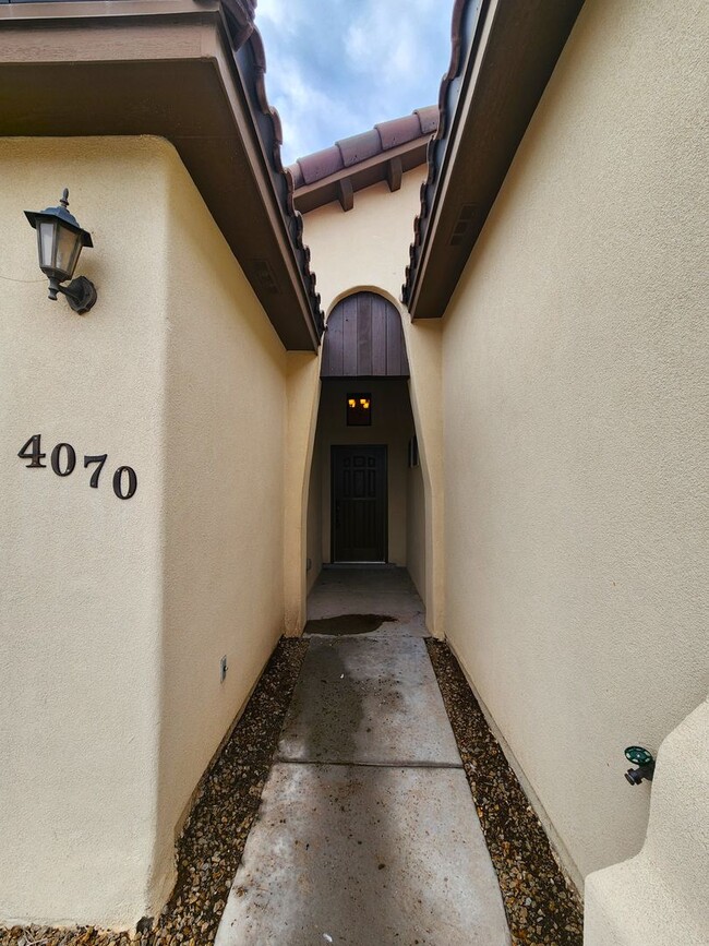 Building Photo - 4070 Bella Sierra Dr