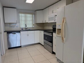 Building Photo - 9470 Live Oak Pl