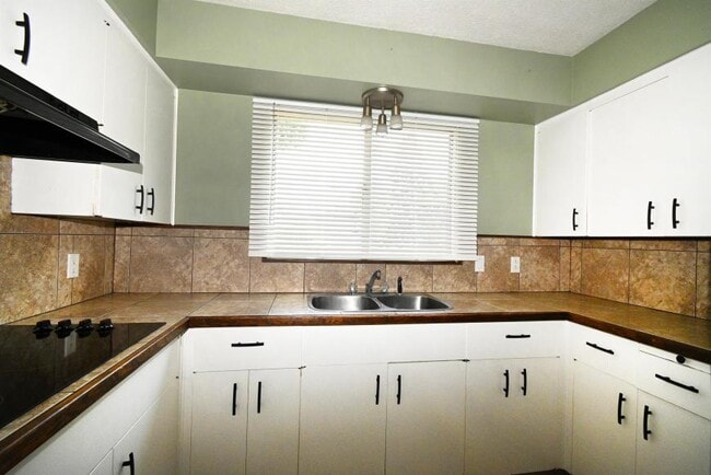 Photo du bâtiment - 3 bedroom in Prince George BC V2M 2H3