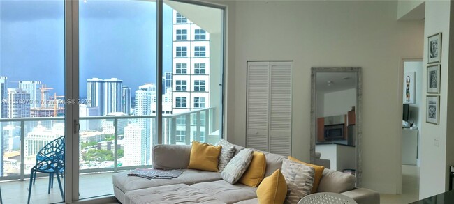 Foto del edificio - 300 S Biscayne Blvd