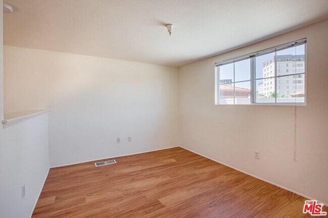 Foto del edificio - 5553 W 6th St