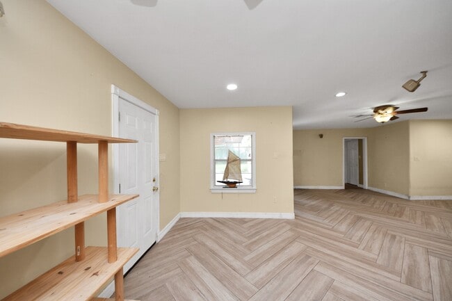 Building Photo - 7623 Barberton Dr