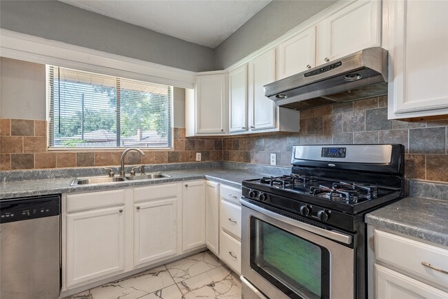 Building Photo - 2511 Meadow Ln