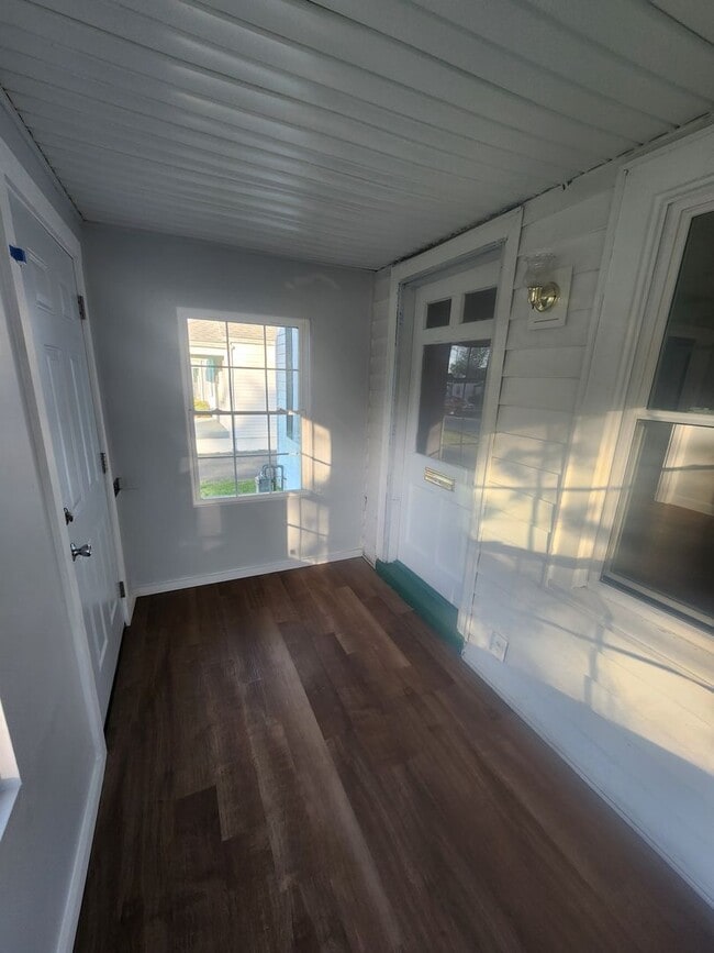 Building Photo - Charming home with a basement, 1.5 baths, ...