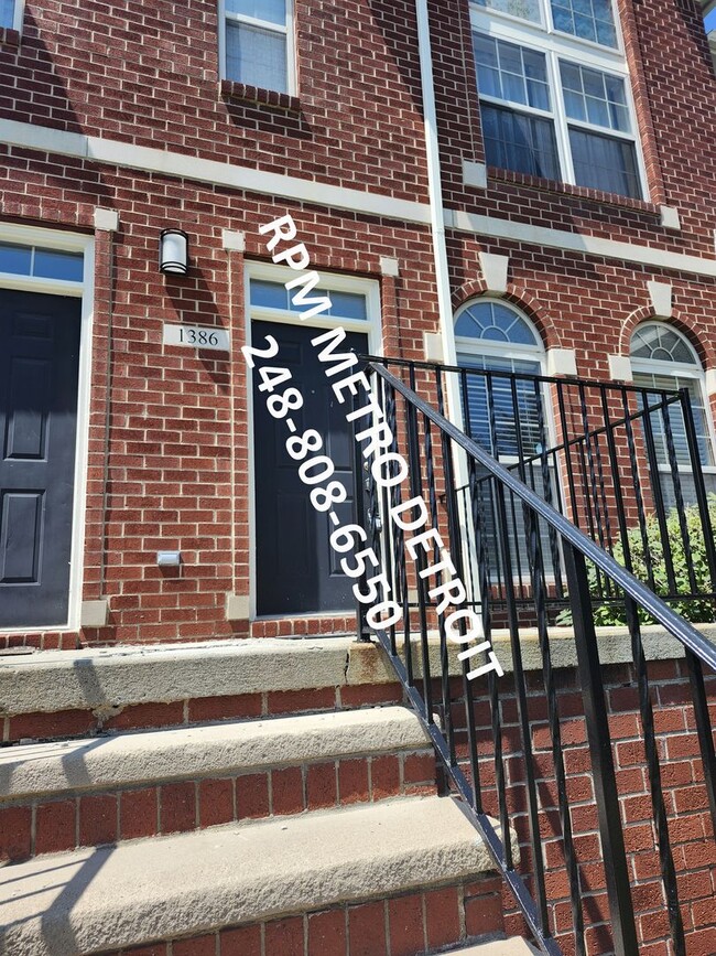 Building Photo - TROY TOWNHOUSE CLOSE TO SHOPPING