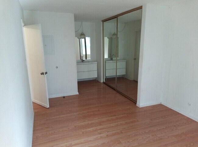 ¡El tocador principal y el armario con espejo están siendo reparados y pintados! - 28947 Thousand Oaks Blvd