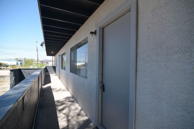 Foto del edificio - Remodeled 3 Bedroom 1 Bath Five-plex! Close to Downtown and the UofA!