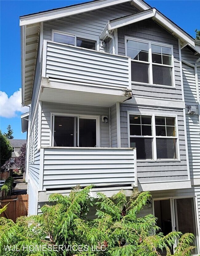Foto del edificio - 3 br, 3 bath House - 8836 Stone Ave N Unit A