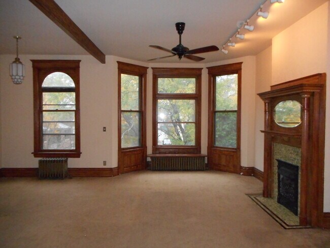 Foto del edificio - 1415 W Warner Ave